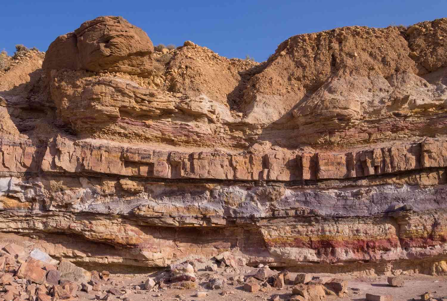 Layers_of_sedimentary_rock_in_Makhtesh_Ramon_50754-3a40a0968fea41718b339824873ef3e9.jpg